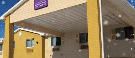 Desk, WiFi, bed sheets