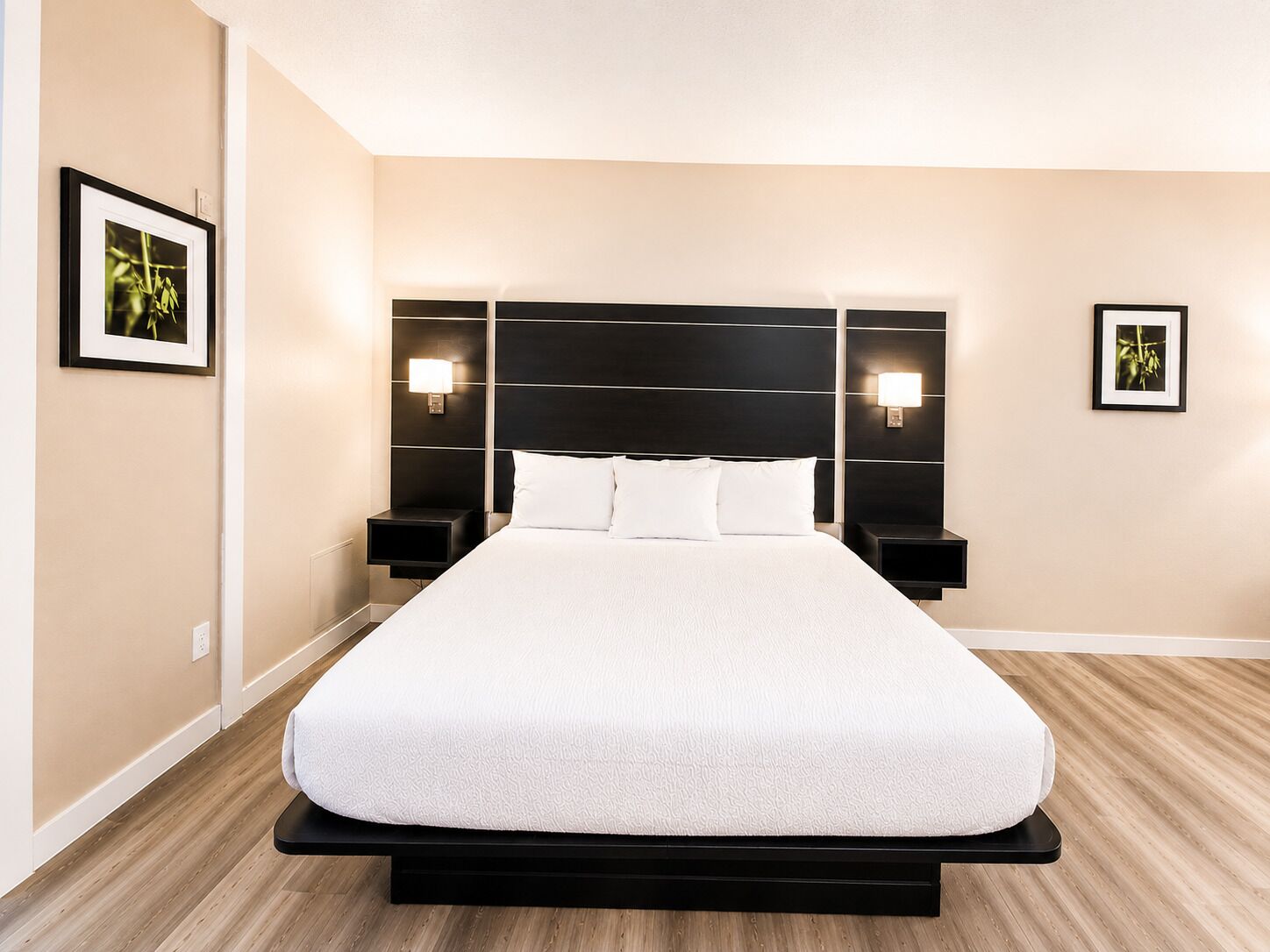 Room, 1 King Bed, Accessible, Non Smoking | Desk, blackout drapes, soundproofing, iron/ironing board