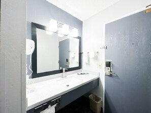 Desk, WiFi, bed sheets - Blaine Town Inn & Suites (Blaine)