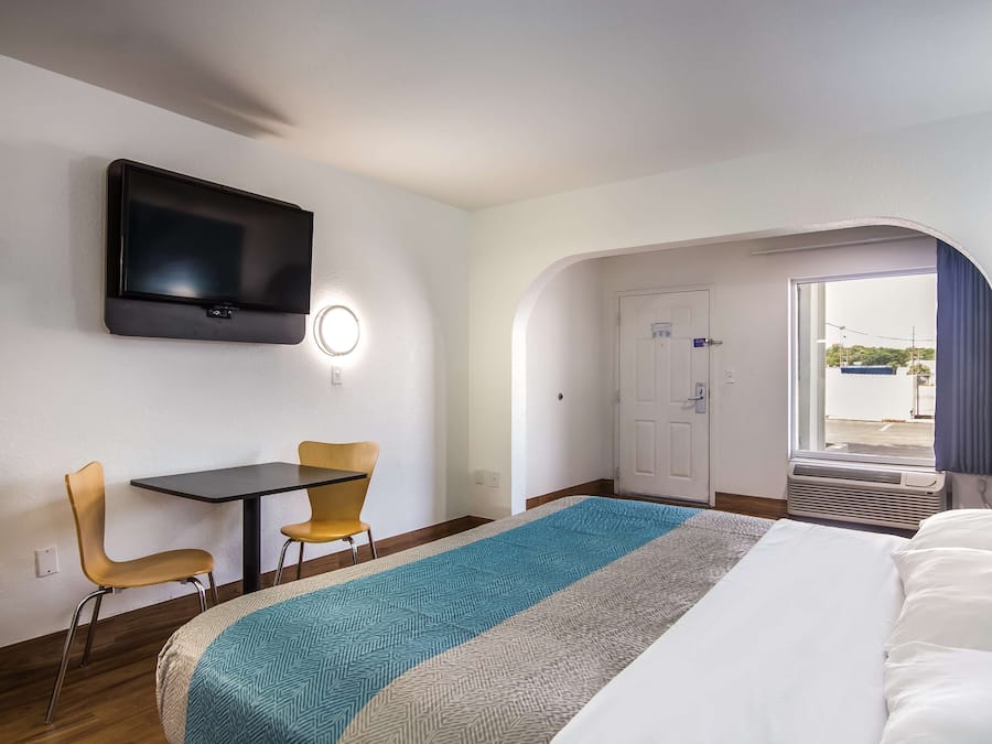 Hypoallergeen beddengoed, individueel gemeubileerd, een laptopwerkplek