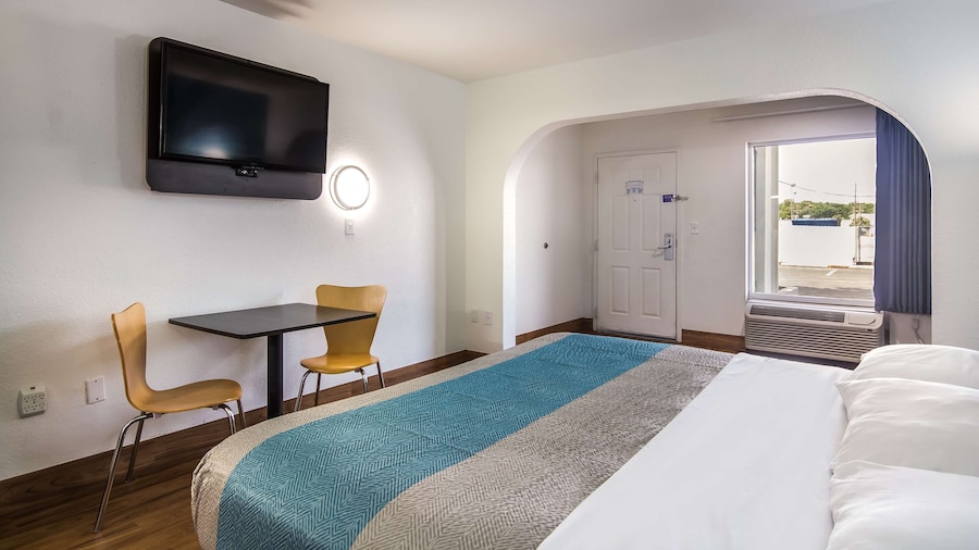 Motel 6 Pensacola, FL - NAS