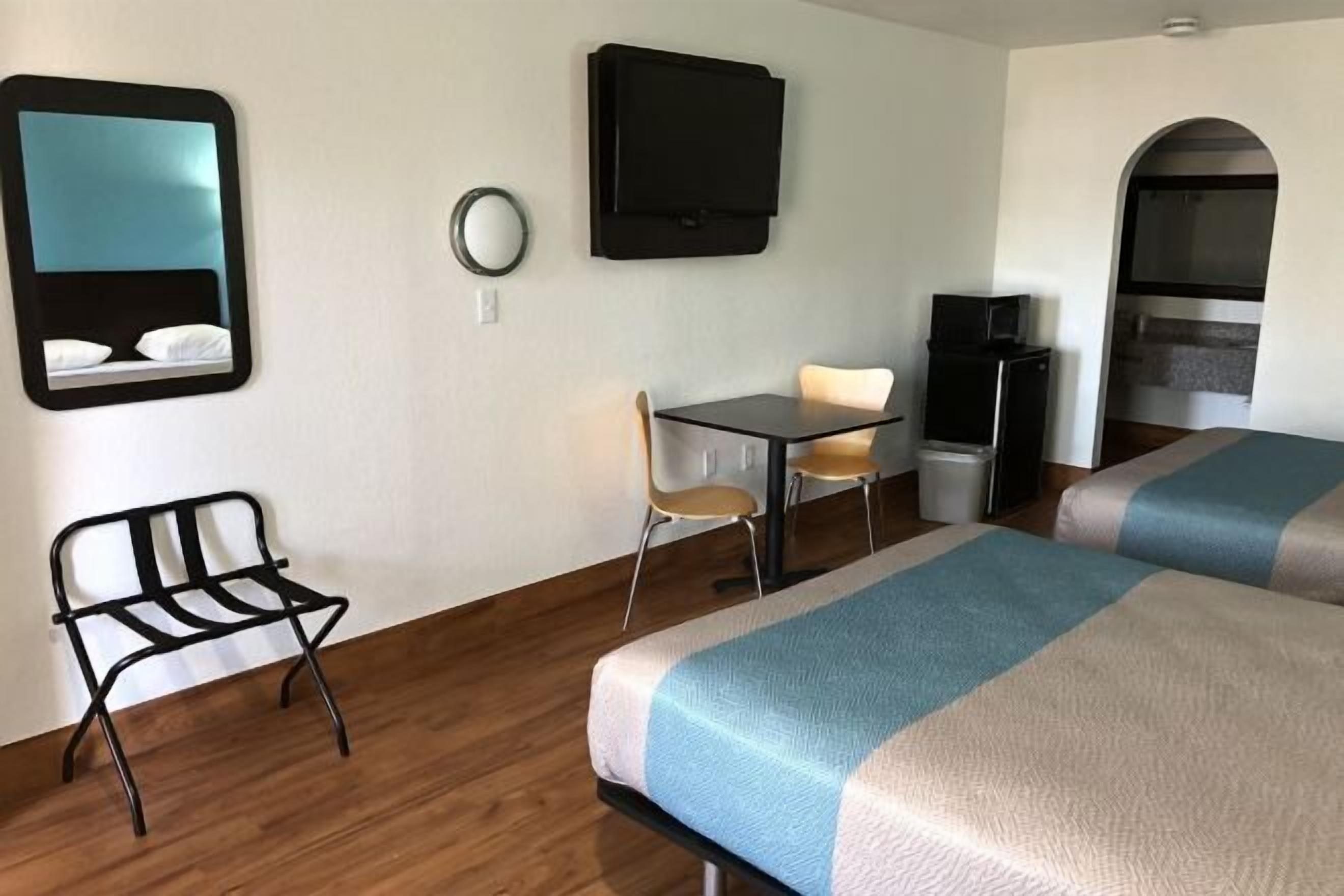 低刺激性寝具、客室ごとに異なるインテリア、ノートパソコン用作業スペース、遮光カーテン