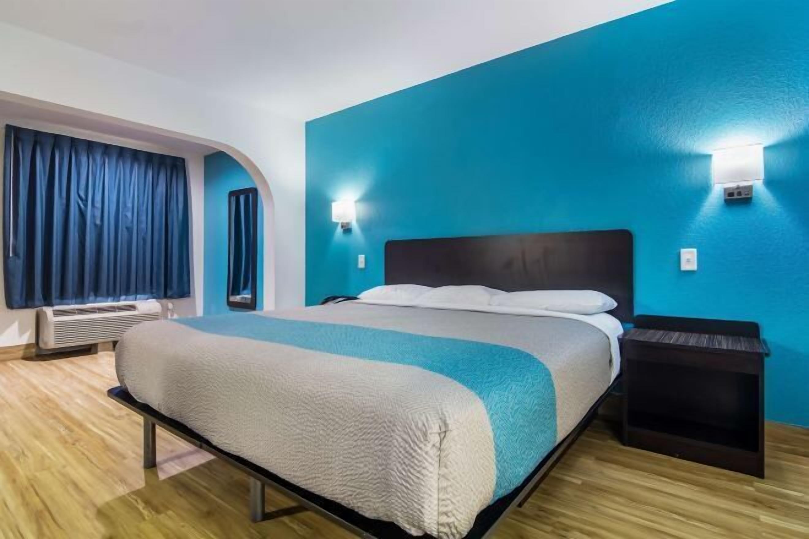 低刺激性寝具、客室ごとに異なるインテリア、ノートパソコン用作業スペース、遮光カーテン