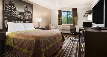 Super 8 by Wyndham Woodburn