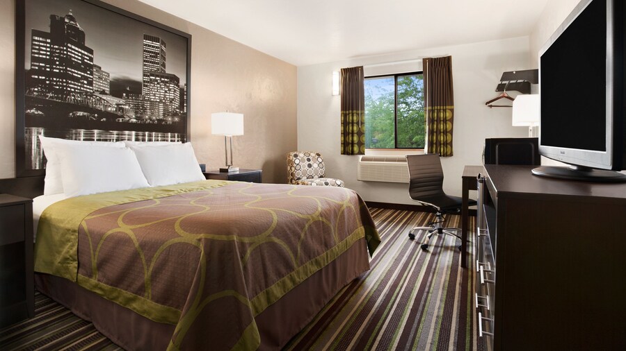 Super 8 by Wyndham Woodburn
