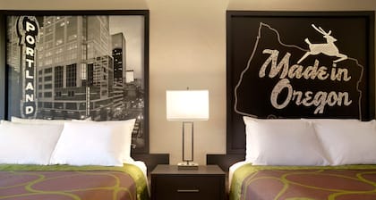 Super 8 by Wyndham Woodburn