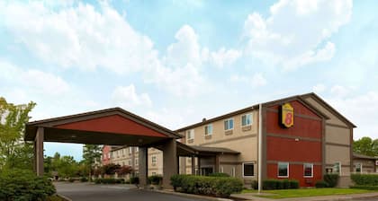Super 8 by Wyndham Woodburn