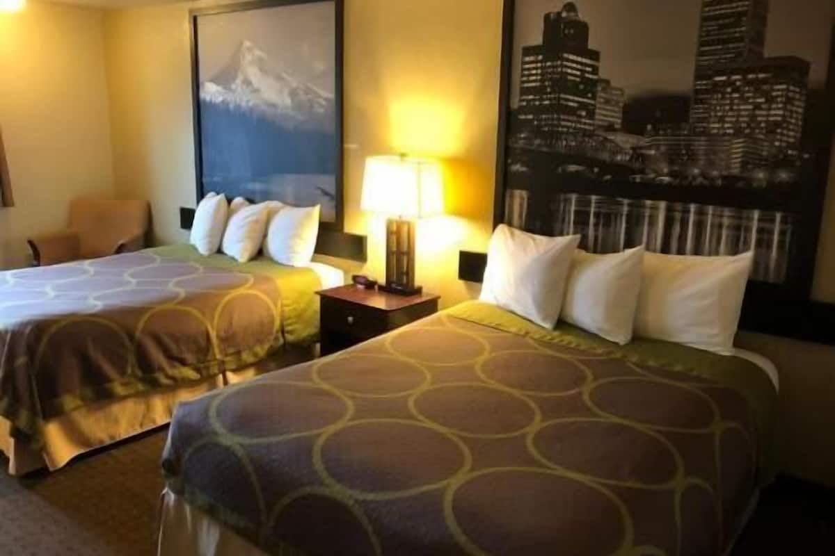 Escritorio, cunas gratuitas, wifi gratis y ropa de cama