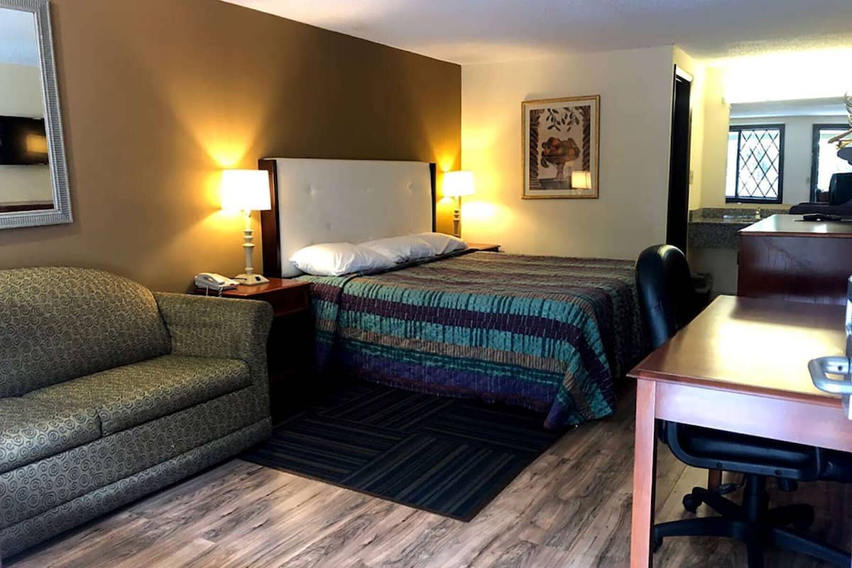 Deluxe Room, 1 King Bed, Smoking | Rollaway beds, free WiFi, bed sheets