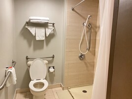 Ducha y bañera combinadas y artículos de higiene personal gratuitos