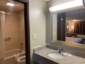 Combined shower/tub, free toiletries, towels