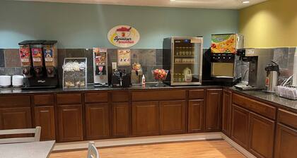 Super 8 by Wyndham Monroe
