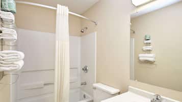Combined shower/bathtub, hair dryer, towels