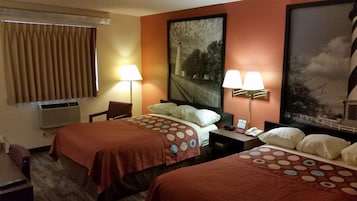 Escritorio, tabla de planchar con plancha, wifi gratis y ropa de cama 