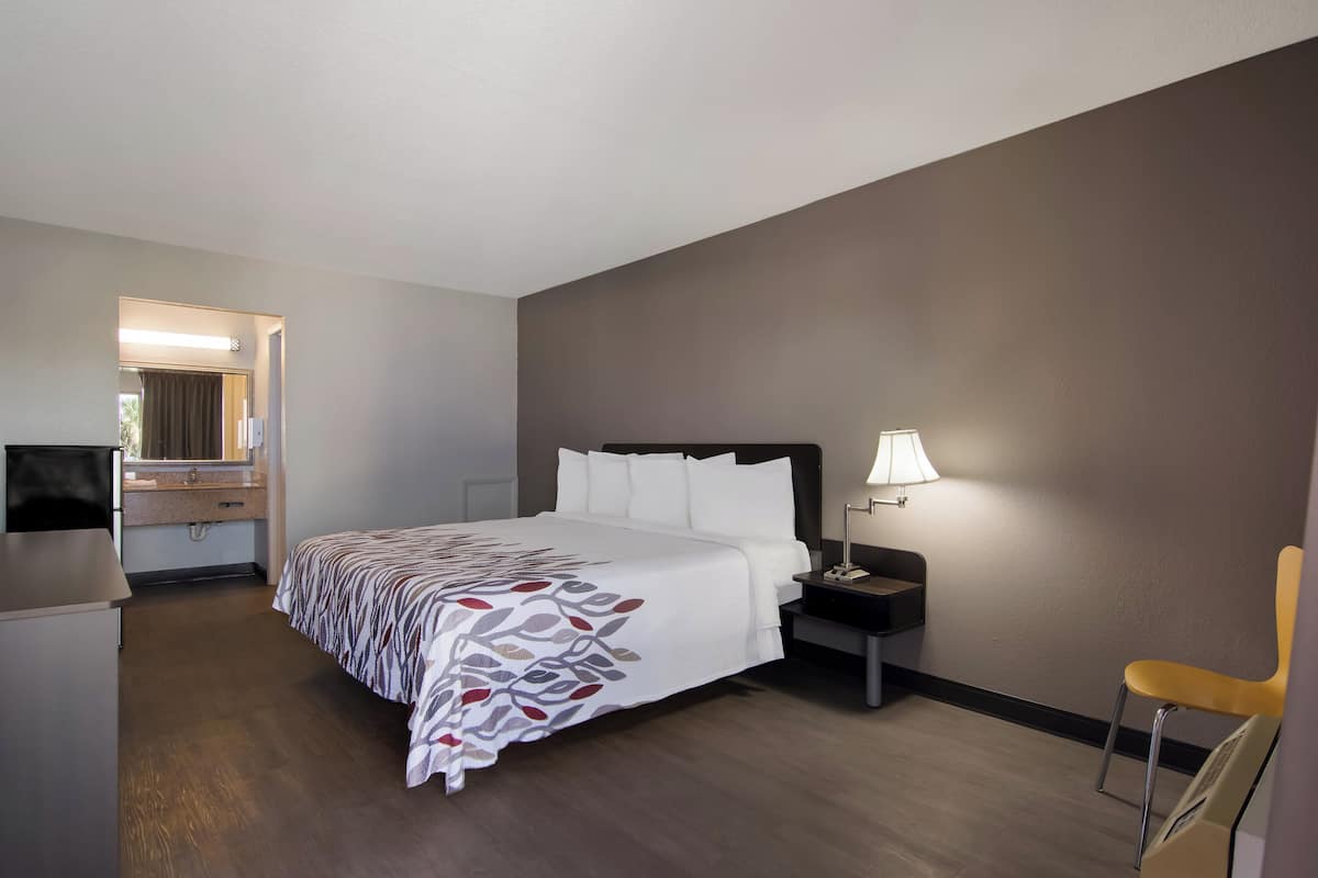 Desk, blackout drapes, free WiFi, bed sheets
