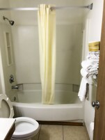 淋浴/盆浴组合、免费洗浴用品、吹风机、毛巾