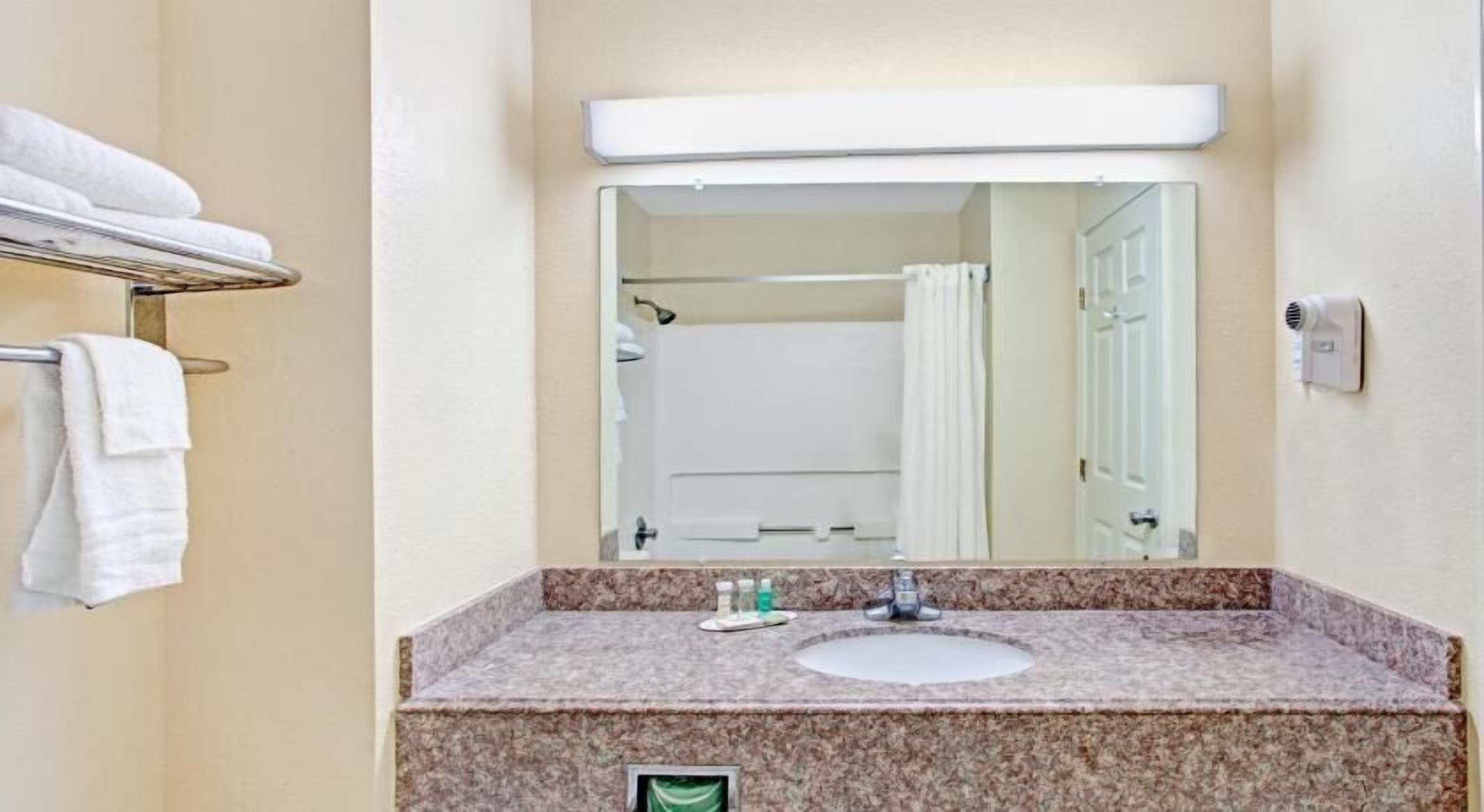 Salle de bain | Douche à « effet pluie », articles de toilette gratuits, sèche-cheveux