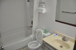 Combined shower/tub, hair dryer, towels - Heritage Inn (Beaumont)
