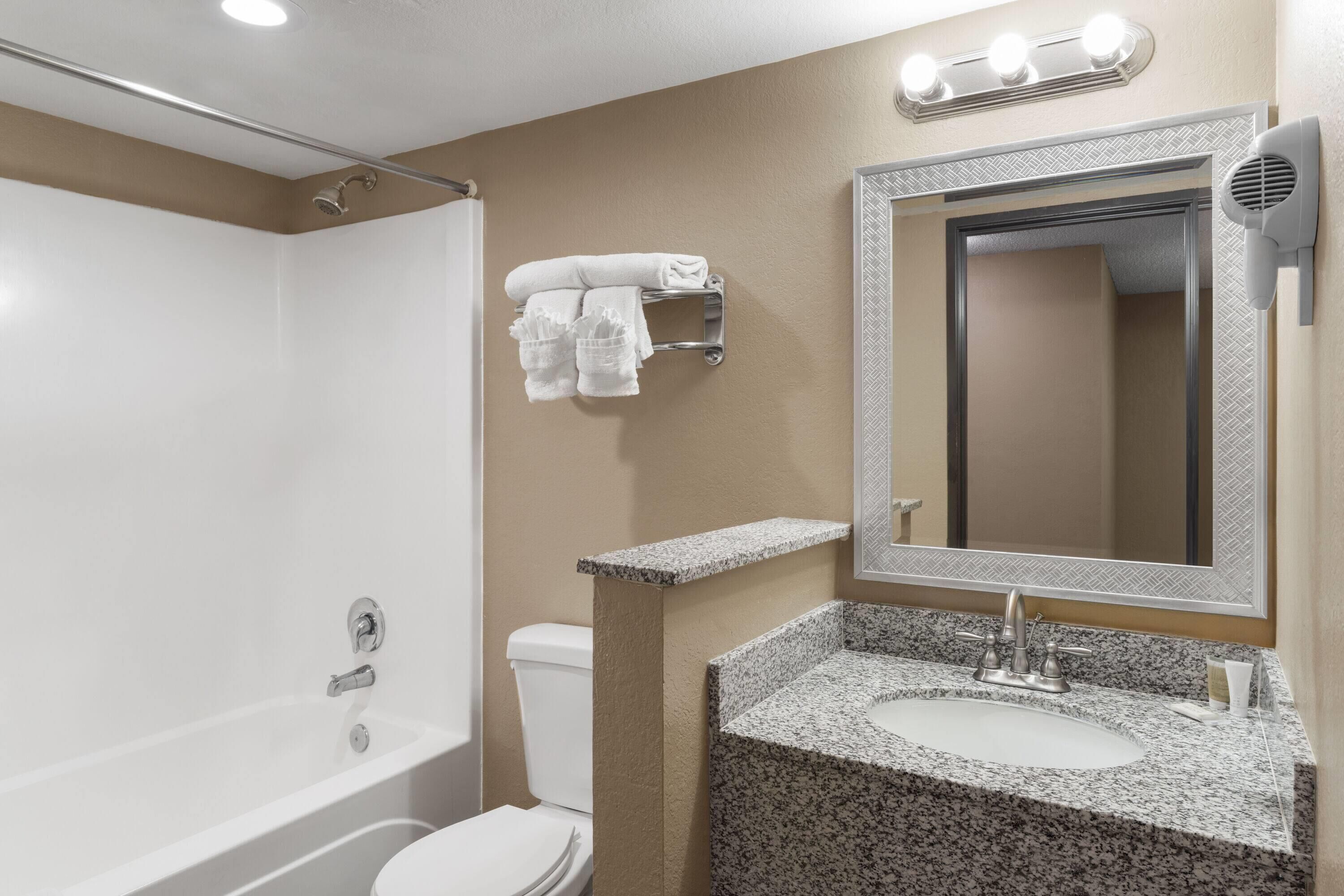 Estudio, 1 cama King size, para no fumadores | Baño | Tina con regadera, tina profunda, amenidades de baño gratuitas 