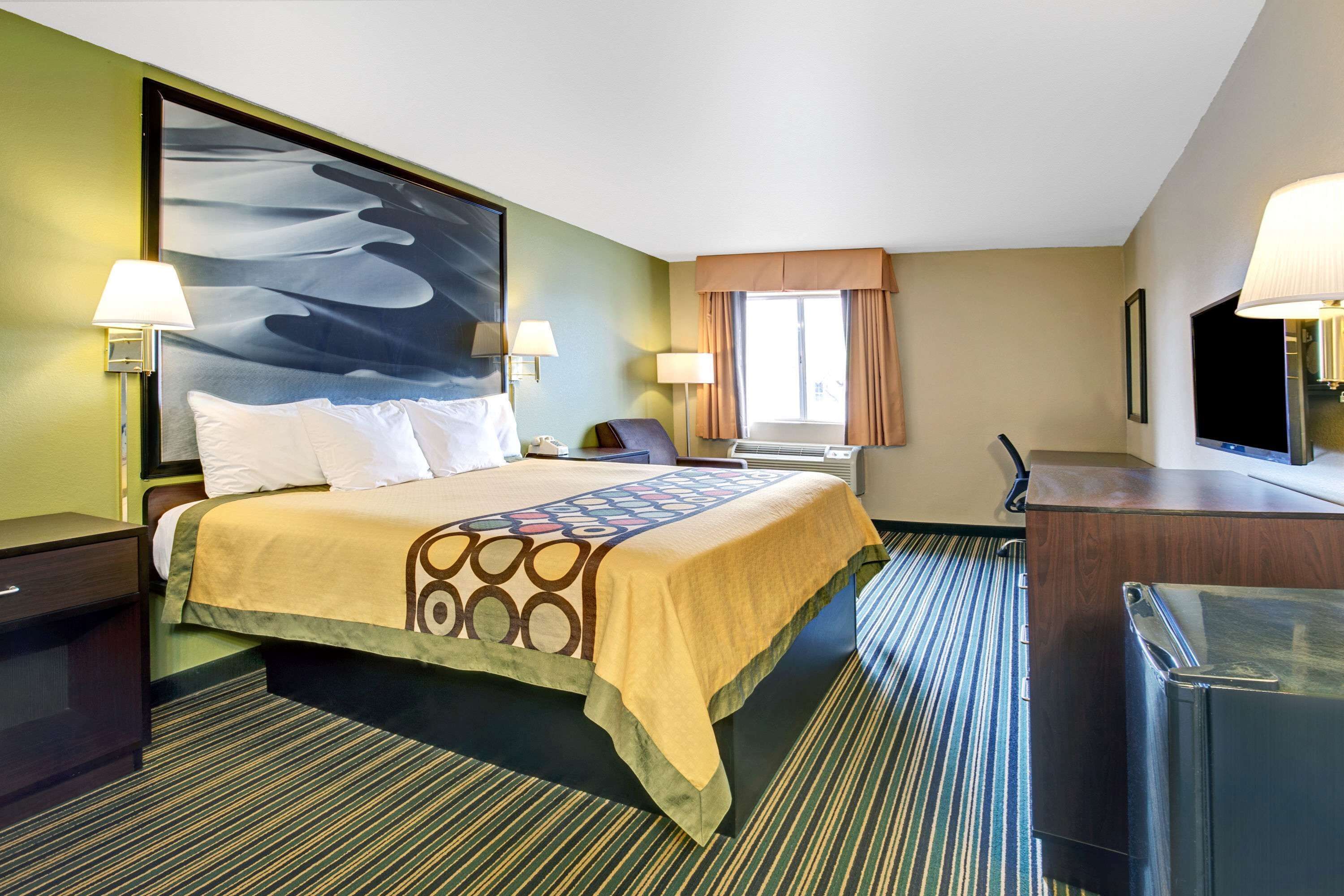 Standard Room, 1 King Bed | Desk, laptop workspace, blackout curtains, iron/ironing board