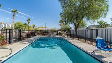 Udendørs pool, åben fra kl. 06.00 til kl. 20.30, liggestole