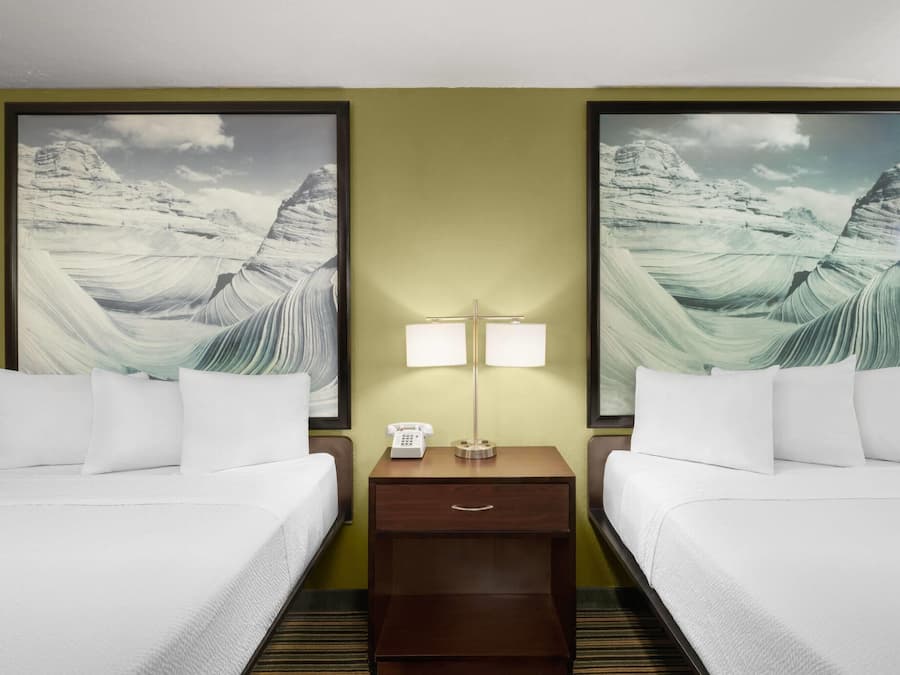 Standardzimmer, 2 Queen-Betten | Schreibtisch, laptopgeeigneter Arbeitsplatz, Verdunkelungsvorhänge