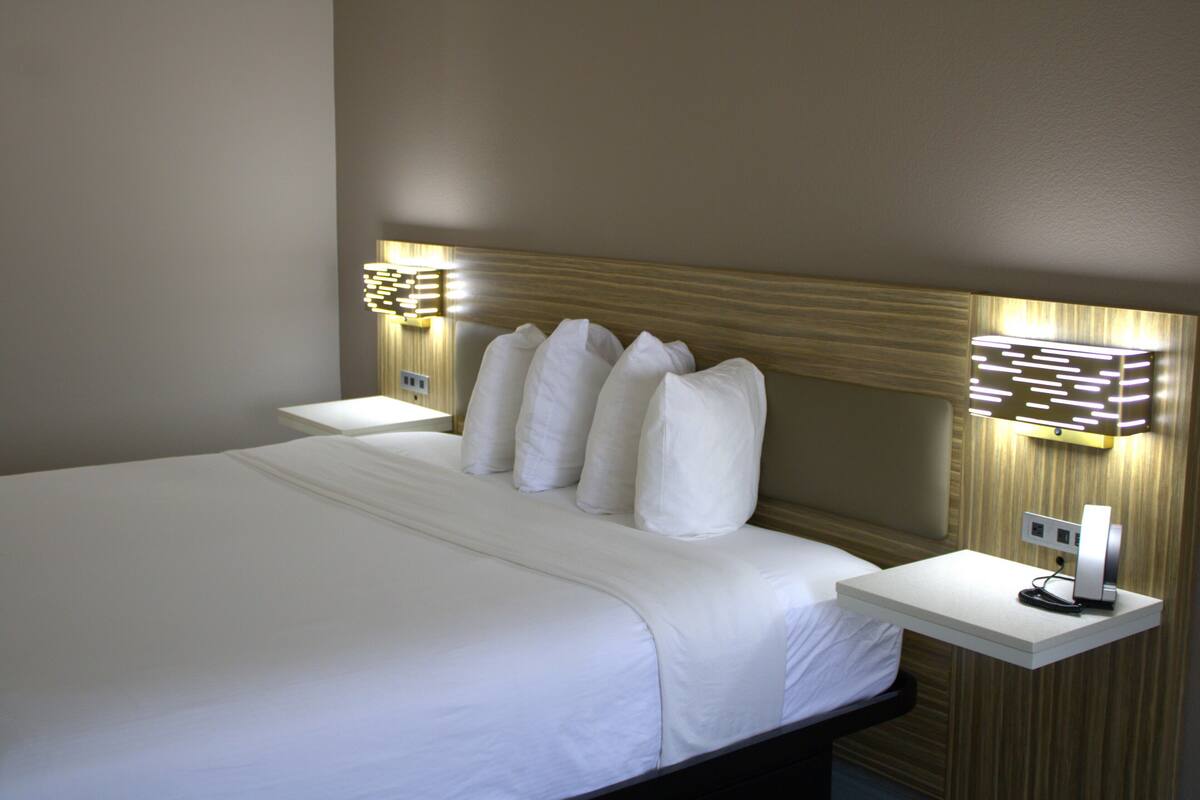 Room, 1 Katil Raja (King), Accessible, Non Smoking (Tub with Grab Bars) | Peti besi dalam bilik, meja, seterika/papan seterika 
