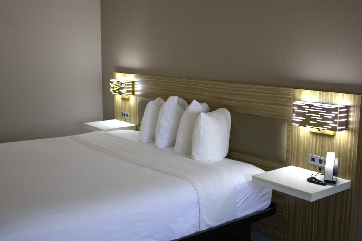 Habitación, 1 cama King size, con acceso para personas discapacitadas (Tub with Grab Bars) | Caja de seguridad en la habitación y escritorio
