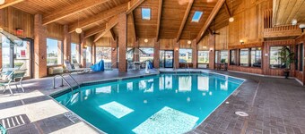 Econo Lodge Inn & Suites