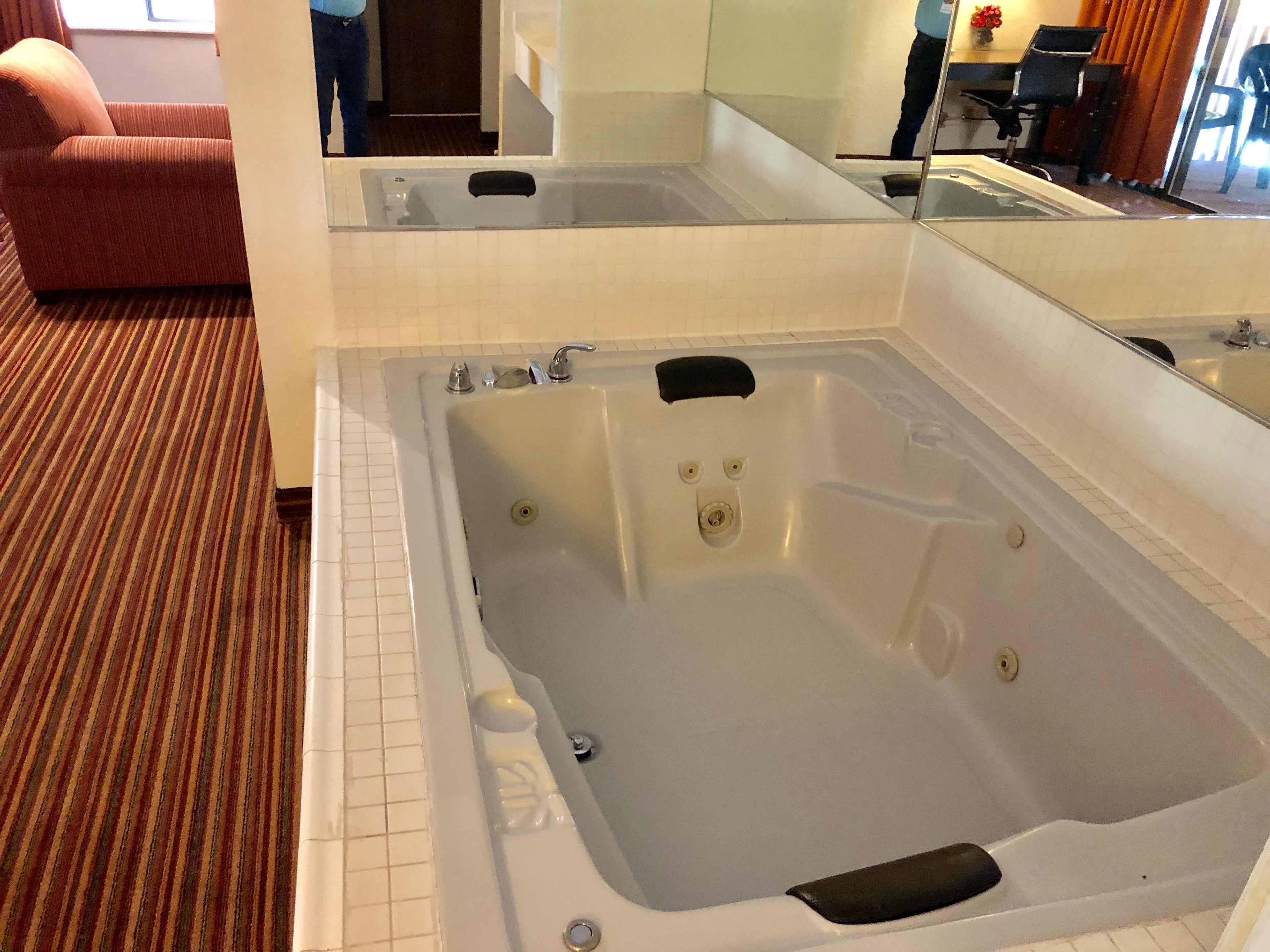 Bañera con ducha, cabezal de ducha con hidromasaje, secador de pelo