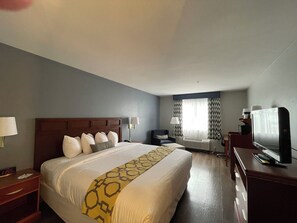 Kamer, 1 kingsize bed, niet-roken | Een kluis op de kamer, een bureau, verduisterende gordijnen