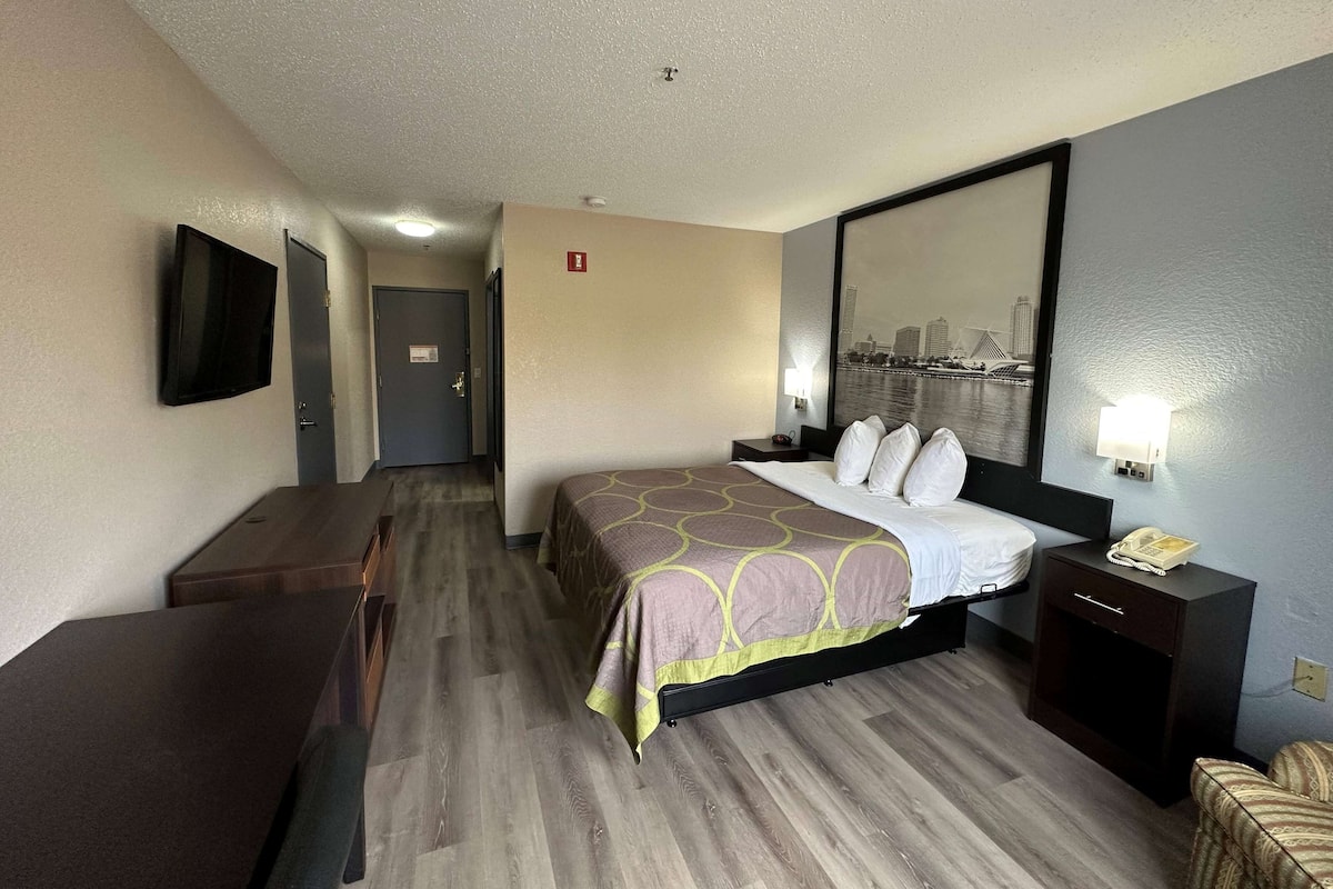 Room, 1 Queen Bed, Accessible, Non Smoking (Mobility) | Pillow-top beds, iron/ironing board, free cots/infant beds