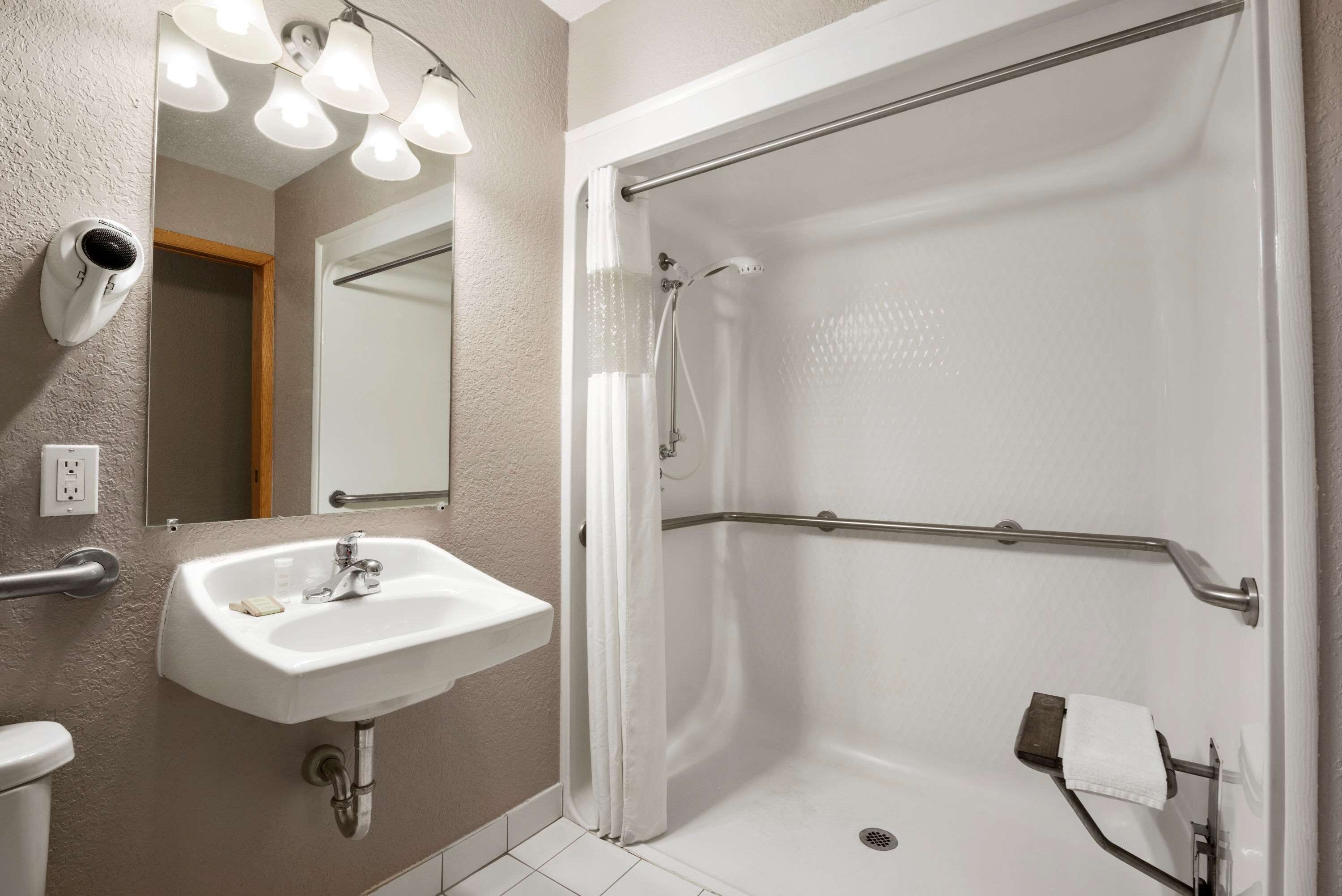 Combined shower/bathtub, free toiletries, hair dryer, towels