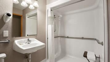 Combined shower/bathtub, free toiletries, hair dryer, towels