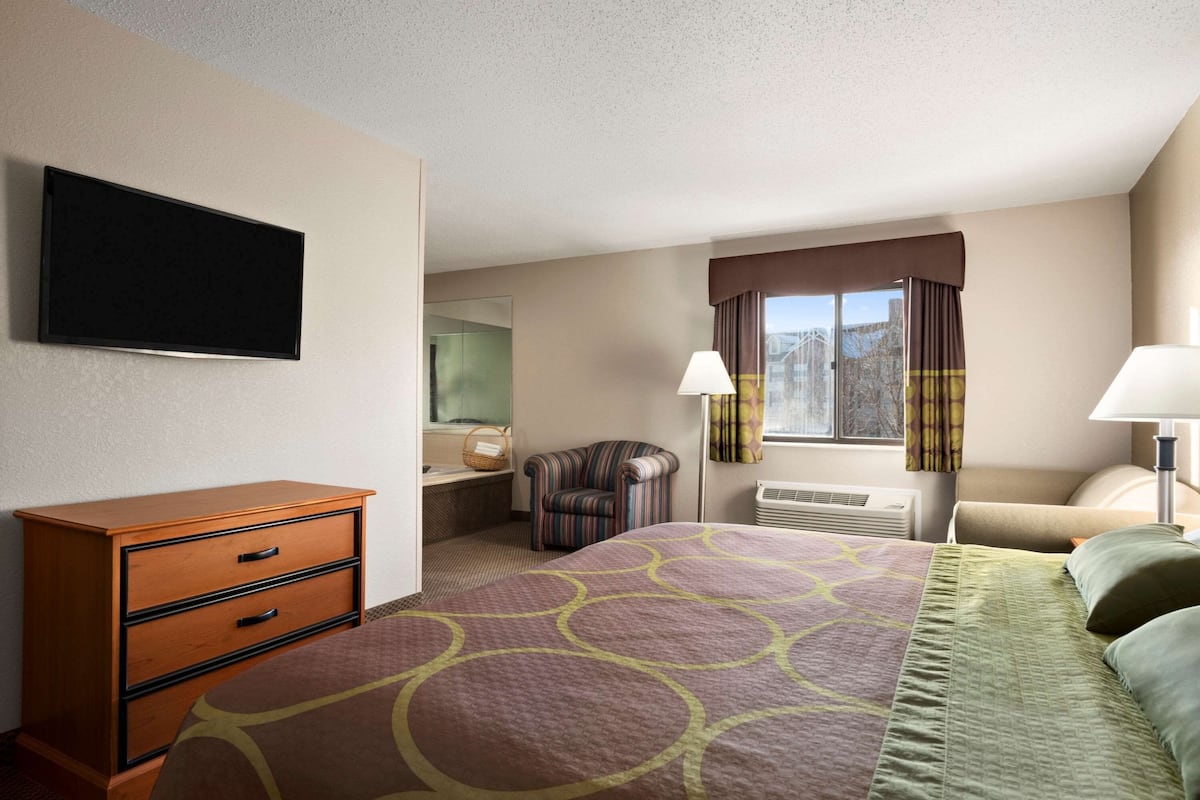 ห้องสวีท, เตียงคิงไซส์ 1 เตียง, ปลอดบุหรี่ | เตียงพร้อมฟูกเสริมที่นอน, เตารีด/โต๊ะรีดผ้า, เปล/เตียงเด็กอ่อน (ฟรี)