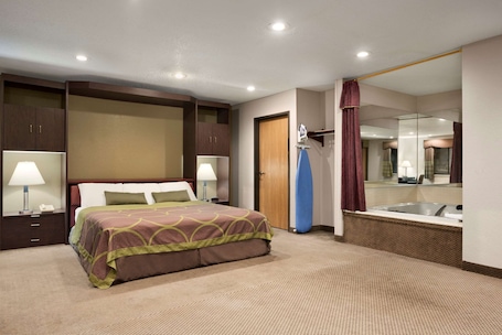 Business Room, 1 King Bed, Hot Tub. Super 8 by Wyndham Green Bay I-43 Bus. Park