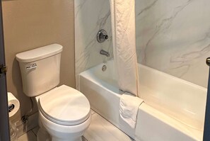 Combined shower/bathtub, free toiletries, hair dryer, towels