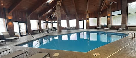 Piscina coberta (horari: 09:00-21:00), para-sols i gandules