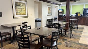 Café da manhã para viagem grátis todos os dias