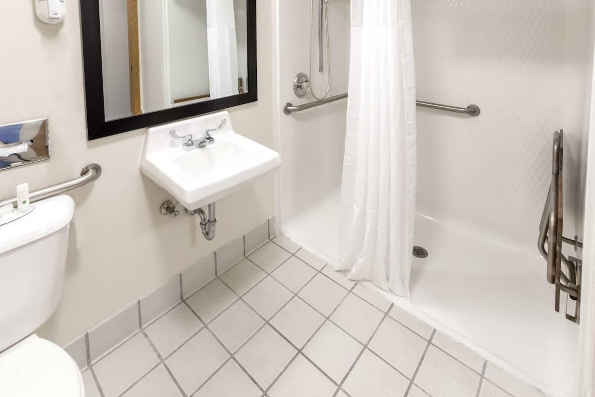 Zimmer, 1 King-Bett, barrierefrei, Nichtraucher (Accessible Tub) | Badezimmer | Handtücher