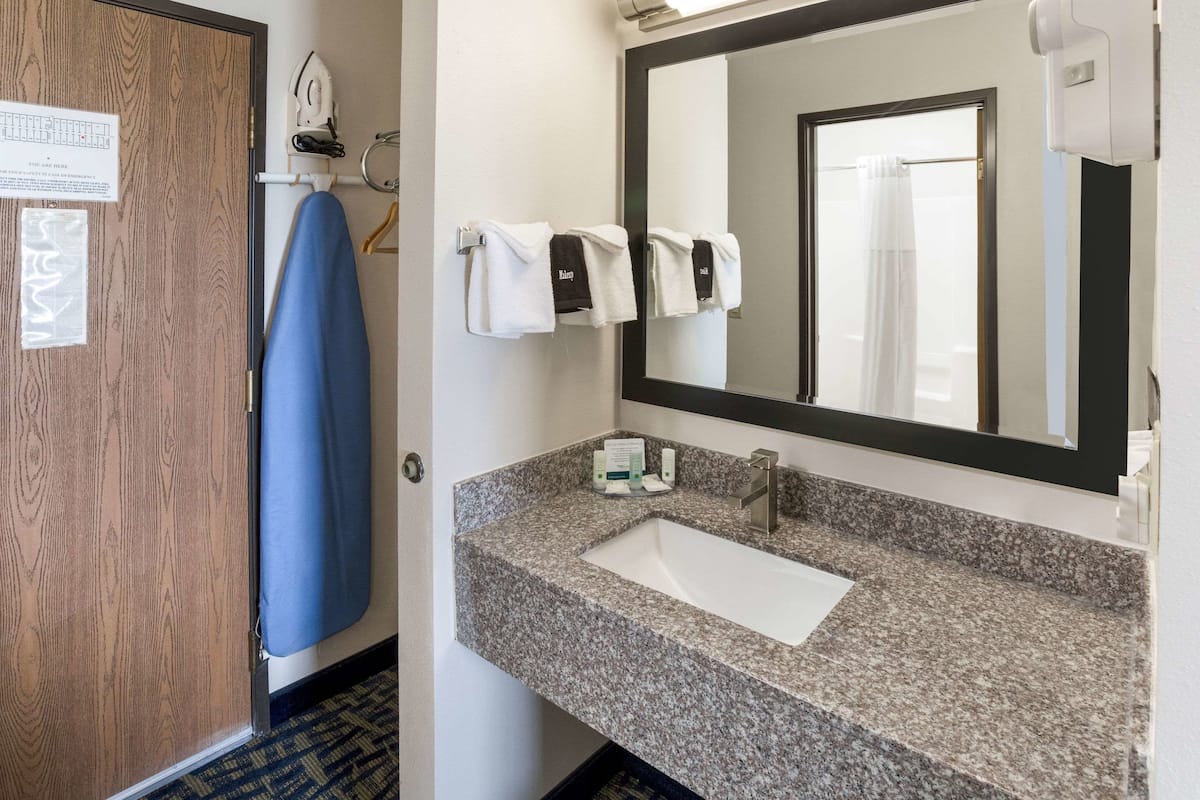 Standardzimmer, 2 Queen-Betten, Nichtraucher | Badezimmer | Handtücher