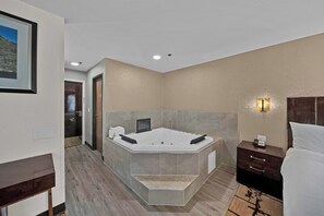 Suite, 1 cama de matrimonio grande, no fumadores, bañera de hidromasaje | Escritorio, tabla de planchar con plancha, cunas gratuitas