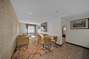 Suite, 1 King-Bett, Nichtraucher | Wohnbereich
