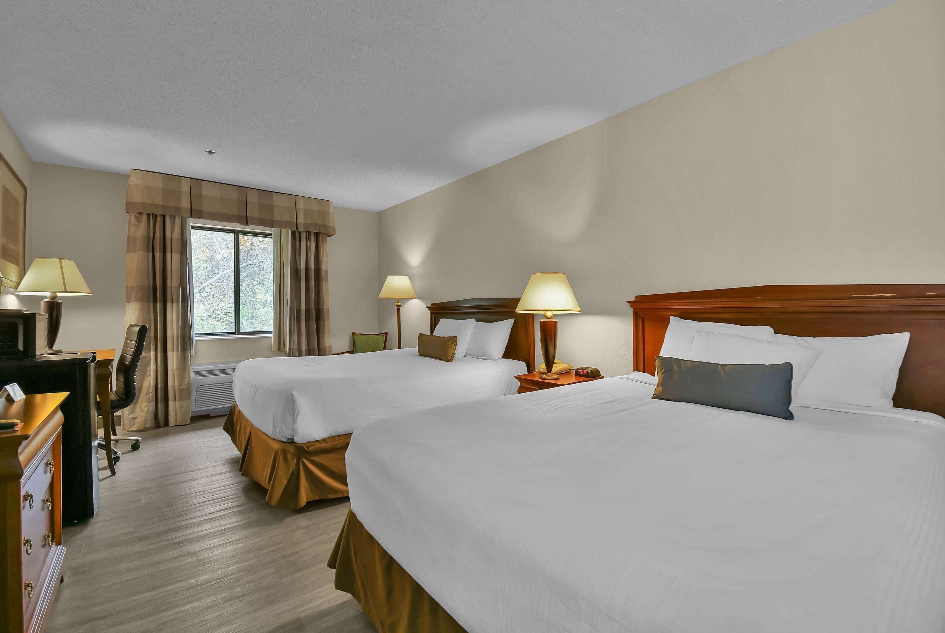 Habitación, 2 camas Queen size, para no fumadores | Escritorio, tabla de planchar con plancha y cunas gratuitas 