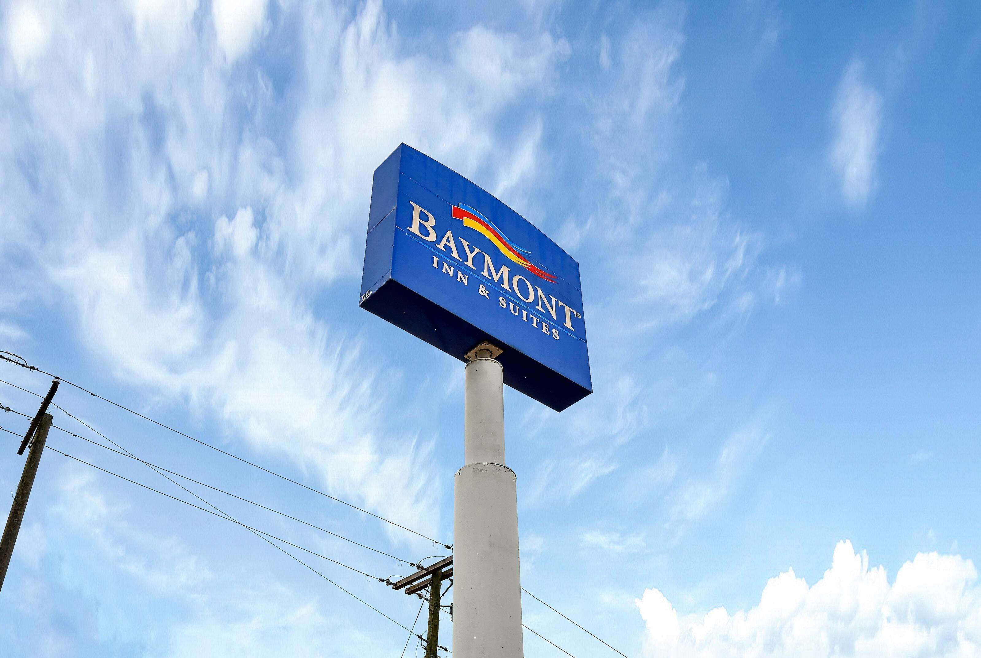 Une enseigne Baymont Inn & Suites se détache sur un ciel dégagé.
