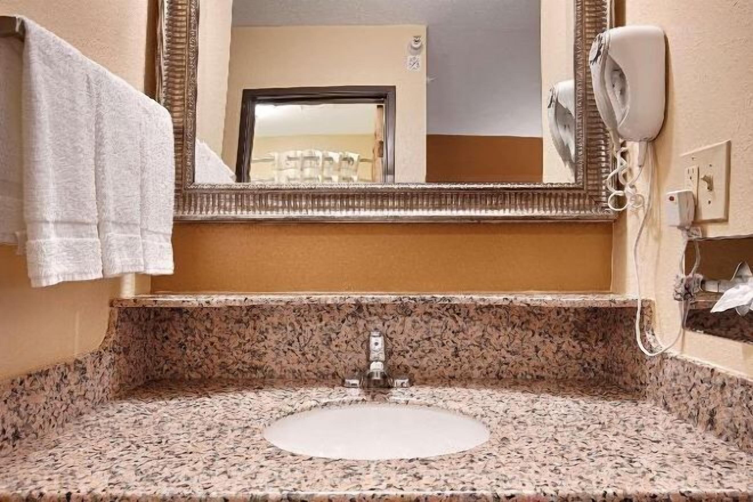 Bathroom | Combined shower/tub, hair dryer, towels