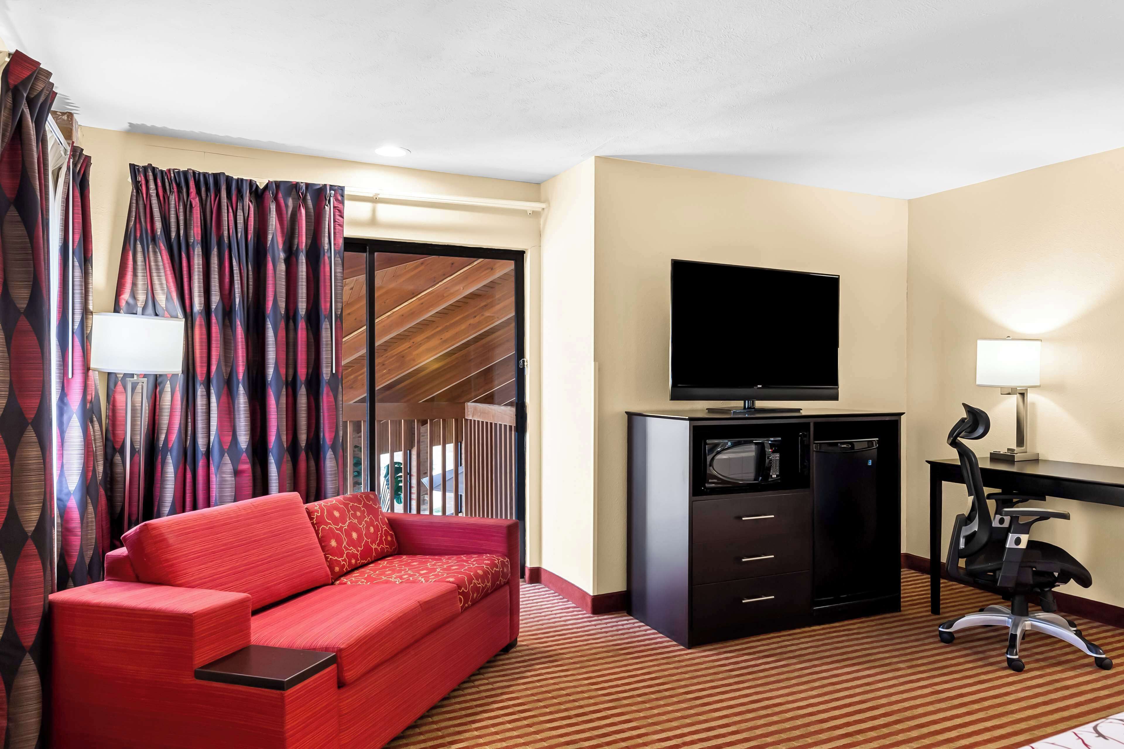 ห้องสวีท, เตียงคิงไซส์ 1 เตียง, ปลอดบุหรี่, อ่างน้ำวน | ห้องเก็บเสียง, เตารีด/โต๊ะรีดผ้า, เปล/เตียงเด็กอ่อน (ฟรี)