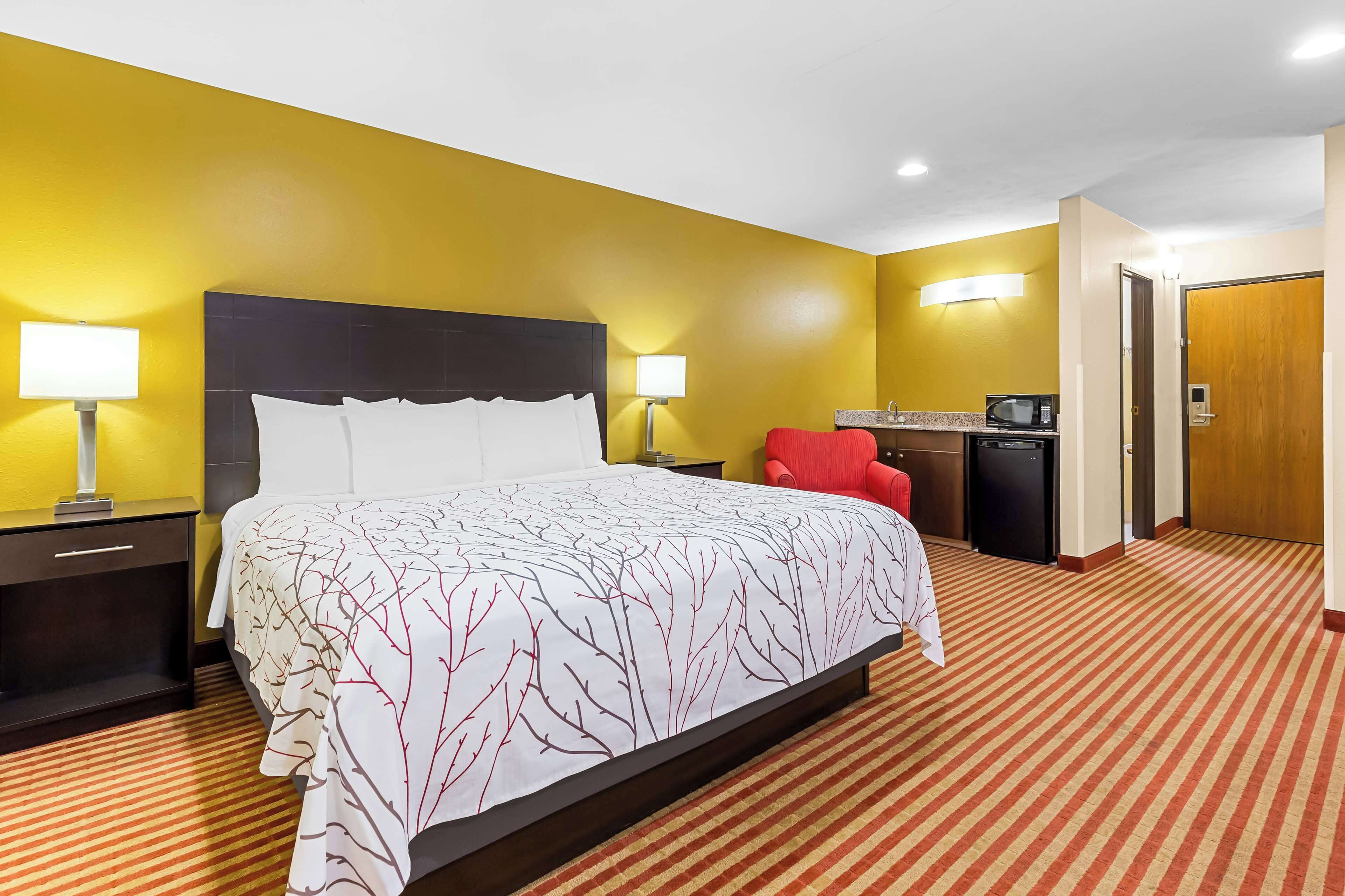 suite, 1 king bed, non smoking, jetted tub | soundproofing, iron/ironing board, free cots/infant beds, internet