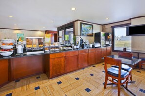 Free daily continental breakfast - Quality Inn Marshall near I-69 (Marshall)