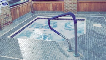 Inomhuspool och solstolar